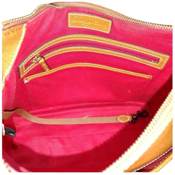 Dooney & Bourke Elegant Tan Leather Shoulder Bag with Adjustable Strap - Picture 5 of 11